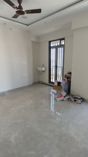 Room in 3 BHK Apartment at Gala Swayam, Mahim West – for Rent