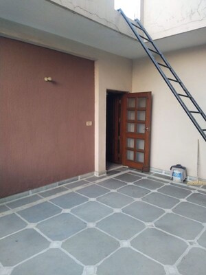 Room in 2 BHK Builder Floor at RWA Apartments Sector 41, Sector 41 – for Rent