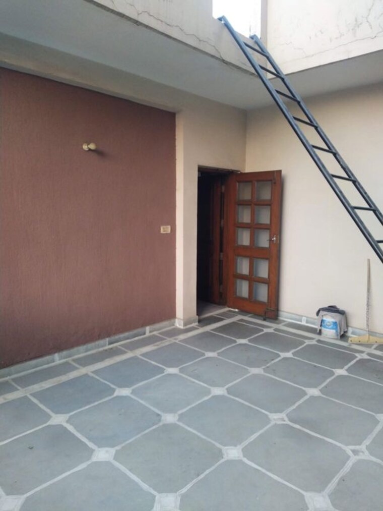 Room, rwa-apartments-sector-41 2 Bedroom 162 Sq.Mt. Builder Floor In Sector 41 Noida 10262982