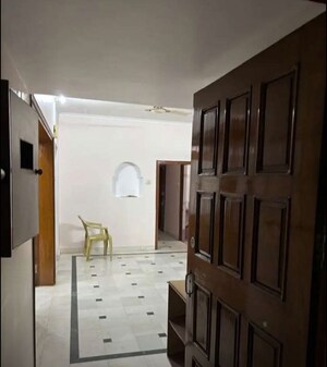 Room in 2 BHK Apartment at Hazratganj – for Rent