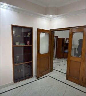 Room in 2 BHK Apartment at Hazratganj – for Rent
