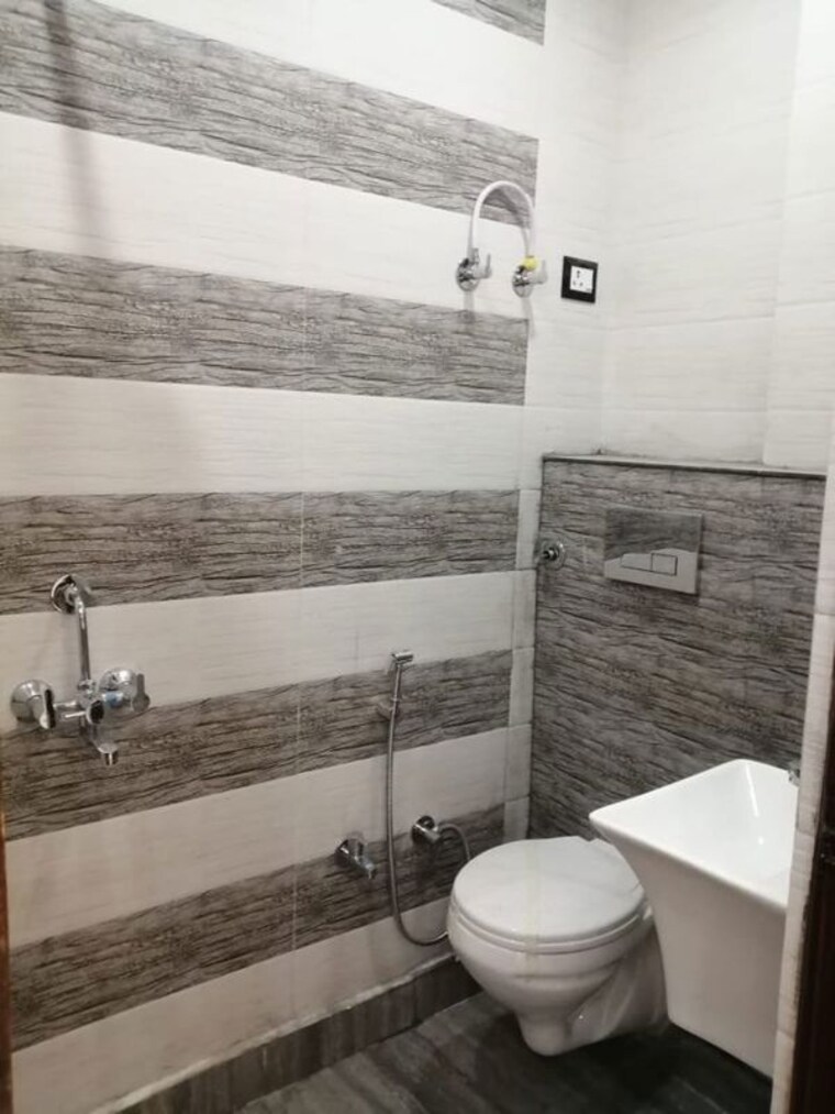 Bathroom, palm-residency-chhatarpur 3 Bedroom 1300 Sq.Ft. Apartment In Chattarpur Delhi 10263066
