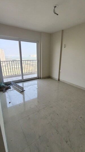 Room in 3 BHK Apartment at Tata Eureka Park, Sector 150 – for Rent