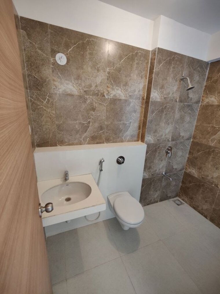 Bathroom, kalpataru-crescendo 2 Bedroom 1000 Sq.Ft. Apartment In Wakad Pune 10263267