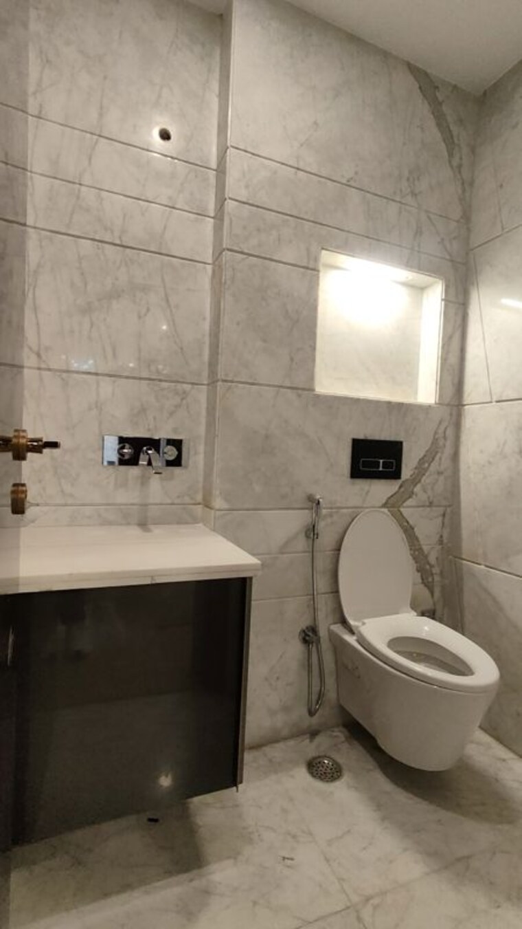 Bathroom, green-wood-city 4 Bedroom 4500 Sq.Ft. Builder Floor In Sector 45 Gurgaon 10263304
