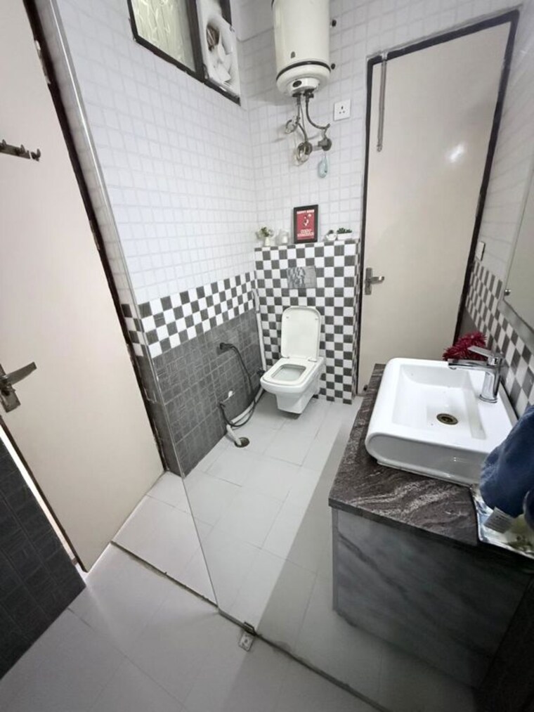 Attached Bathroom, sector 21d 3 Bedroom 250 Sq.Yd. Builder Floor In Sector 21d Faridabad 10263369