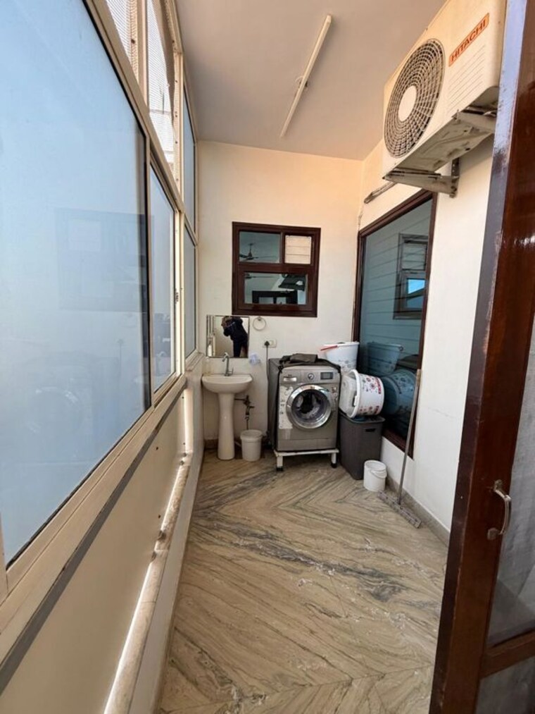 Balcony, sector 21d 3 Bedroom 250 Sq.Yd. Builder Floor In Sector 21d Faridabad 10263369