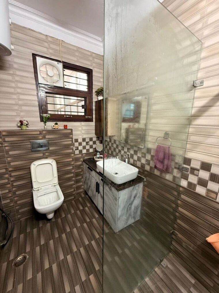 Attached Bathroom, sector 21d 3 Bedroom 250 Sq.Yd. Builder Floor In Sector 21d Faridabad 10263369