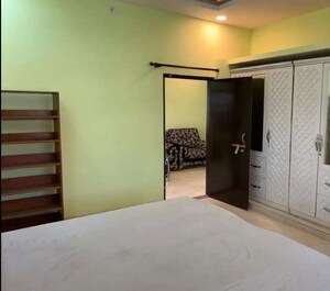 Room in 3 BHK Apartment at Hazratganj – for Rent