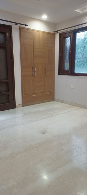 Room in 3 BHK Builder Floor at DLF City Phase IV, Dlf Phase iv – for Rent