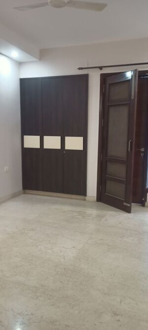 Room in 3 BHK Builder Floor at DLF City Phase IV, Dlf Phase iv – for Rent
