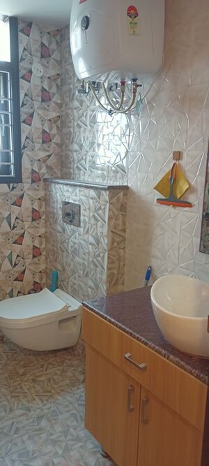 Bathroom in 3 BHK Builder Floor at DLF City Phase IV, Dlf Phase iv – for Rent