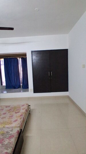 Room in 3 BHK Apartment at Shikhar Kunj Malad, Malad East – for Rent