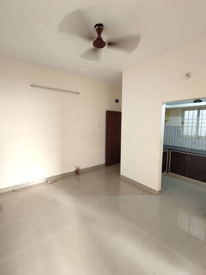 Room in 1 BHK Builder Floor at Lb Shastri Nagar – for Rent