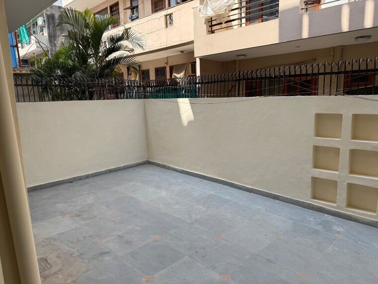 Balcony, sector 40 3 Bedroom 200 Sq.Yd. Builder Floor In Sector 40 Gurgaon 10263751