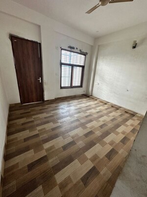 Room in 3 BHK Builder Floor at Sector 3 Greater Noida – for Rent