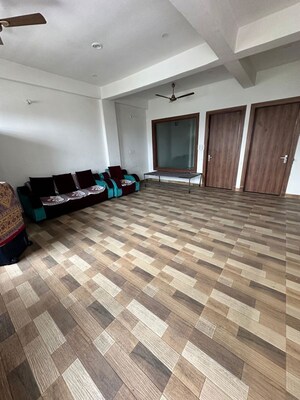 Room in 3 BHK Builder Floor at Sector 3 Greater Noida – for Rent