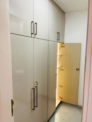 Furnished Amenities in 3.5 BHK Apartment at Smart World Orchard, Sector 61 – for Sale