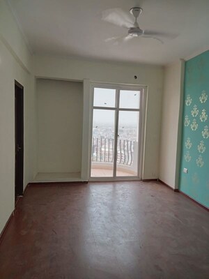 Room in 5 BHK Apartment at Amrapali Sapphire, Sector 45 – for Sale