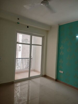 Room in 5 BHK Apartment at Amrapali Sapphire, Sector 45 – for Sale