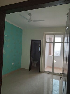 Room in 5 BHK Apartment at Amrapali Sapphire, Sector 45 – for Sale