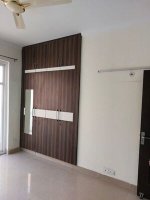 Room in 5 BHK Apartment at Amrapali Sapphire, Sector 45 – for Sale
