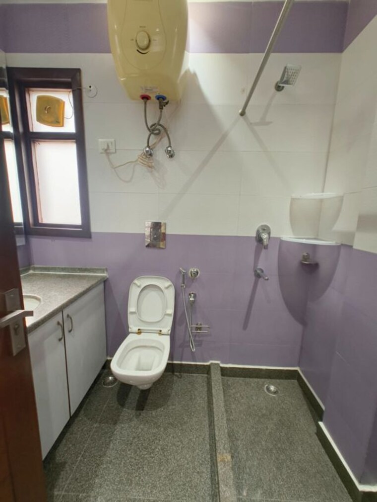 Bathroom, greater kailash i 3 Bedroom 208 Sq.Yd. Builder Floor In Greater Kailash I Delhi 10264168