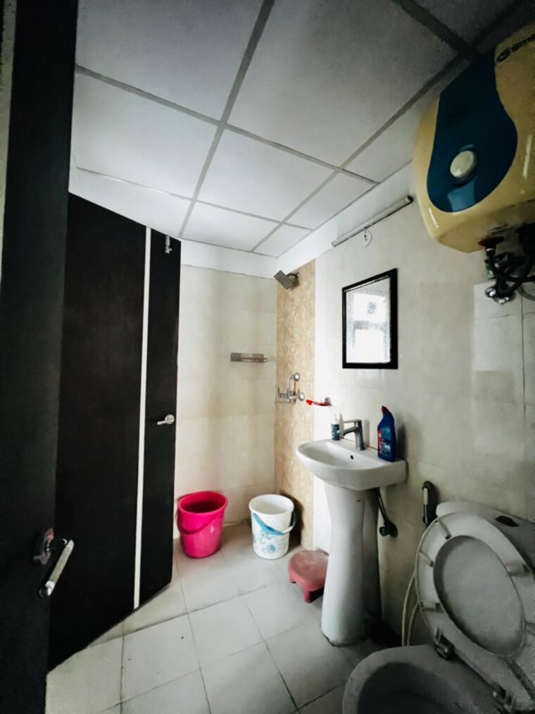 Bathroom, samridhi-grand-avenue 3 Bedroom 1380 Sq.Ft. Apartment In Tech Zone 4 Greater Noida Greater Noida 9611193