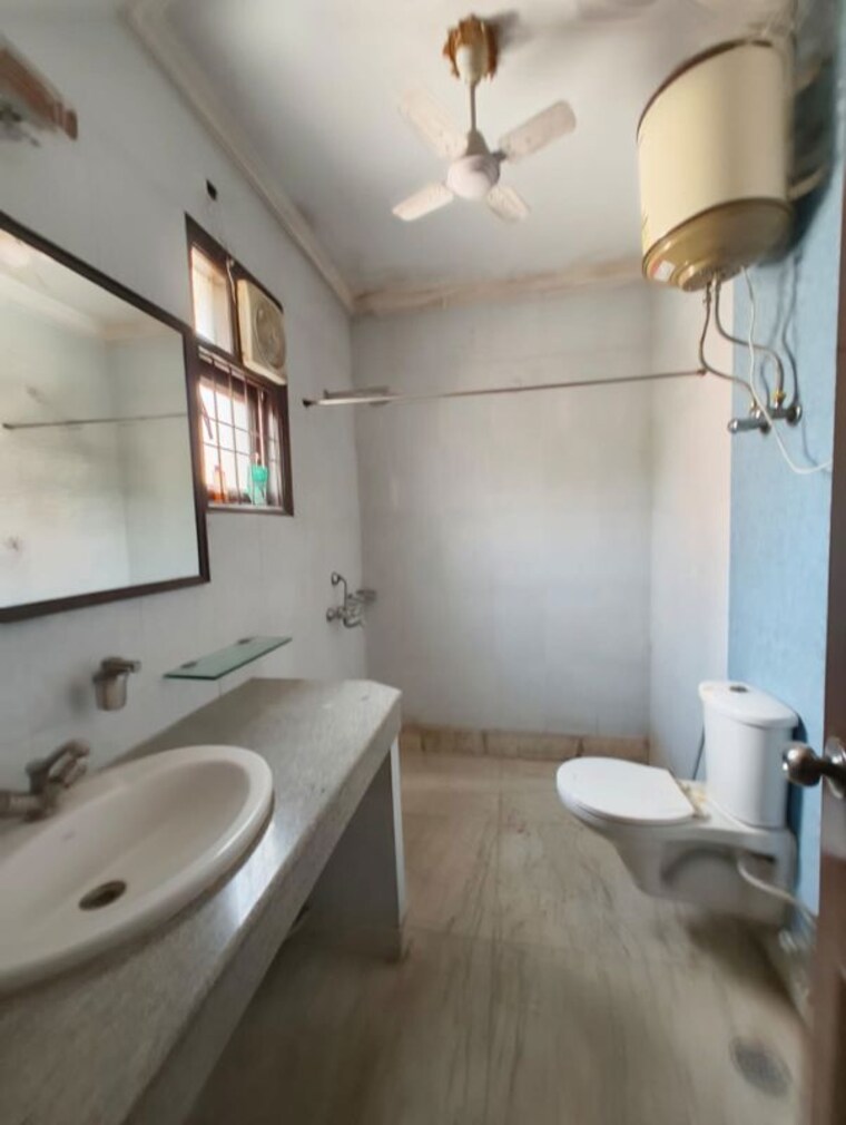 Bathroom, kalkaji 4 Bedroom 300 Sq.Yd. Builder Floor In Kalkaji Delhi 10264287