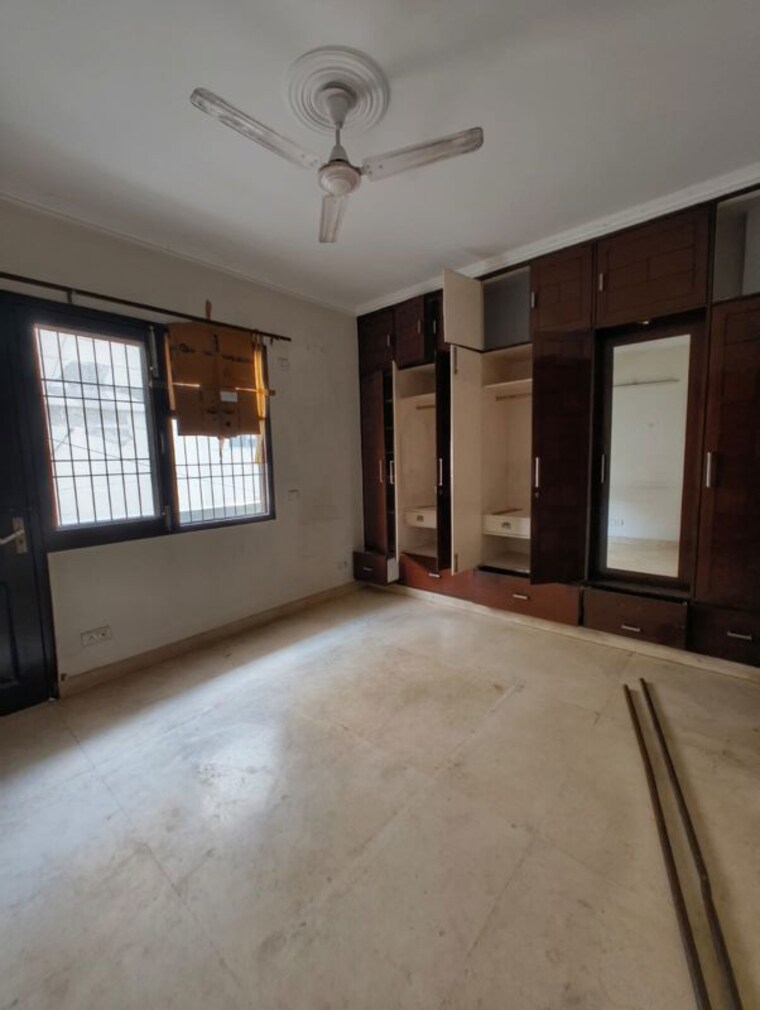 Room, kalkaji 4 Bedroom 300 Sq.Yd. Builder Floor In Kalkaji Delhi 10264287