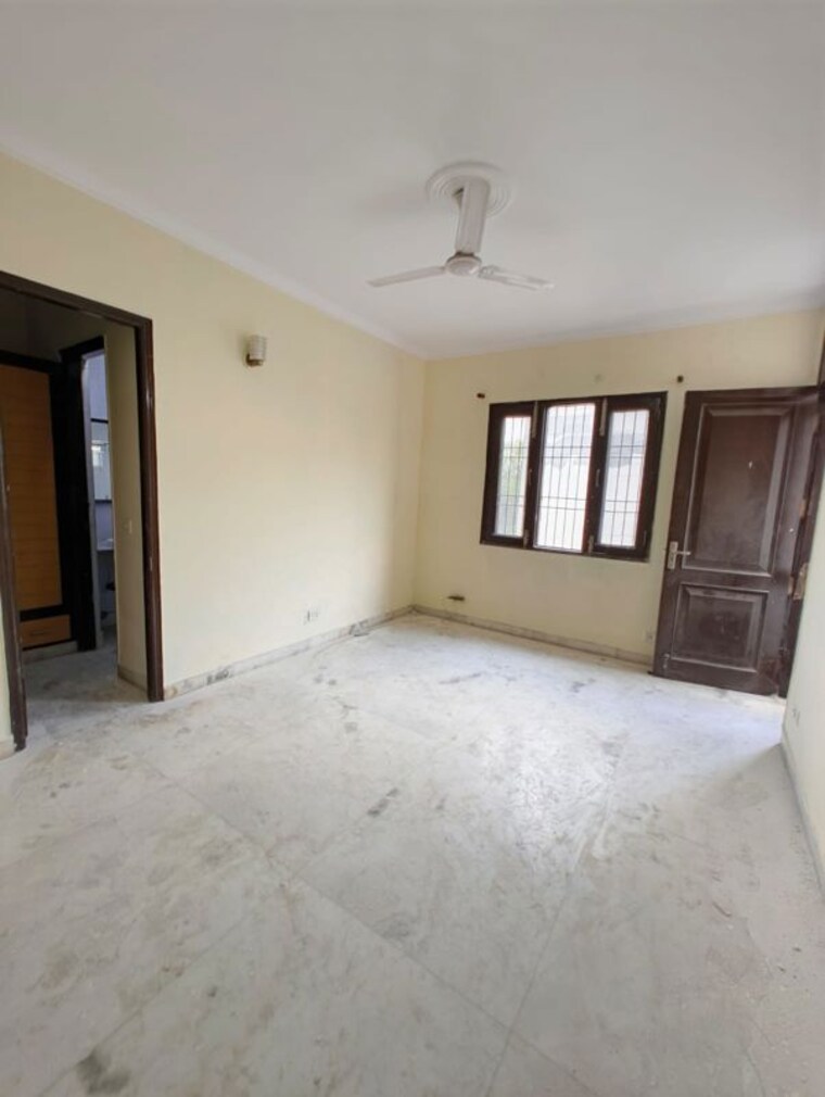 Room, kalkaji 4 Bedroom 300 Sq.Yd. Builder Floor In Kalkaji Delhi 10264312