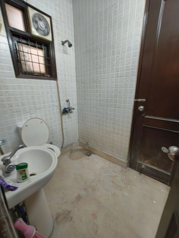 Bathroom, kalkaji 4 Bedroom 300 Sq.Yd. Builder Floor In Kalkaji Delhi 10264312