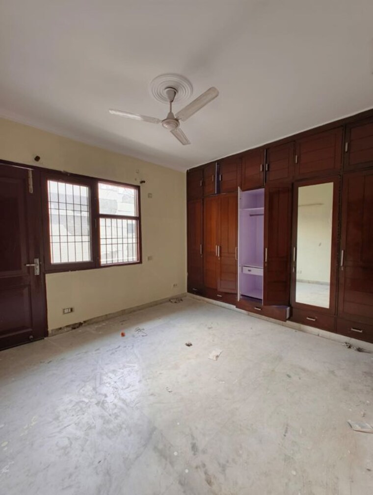 Room, kalkaji 4 Bedroom 300 Sq.Yd. Builder Floor In Kalkaji Delhi 10264312