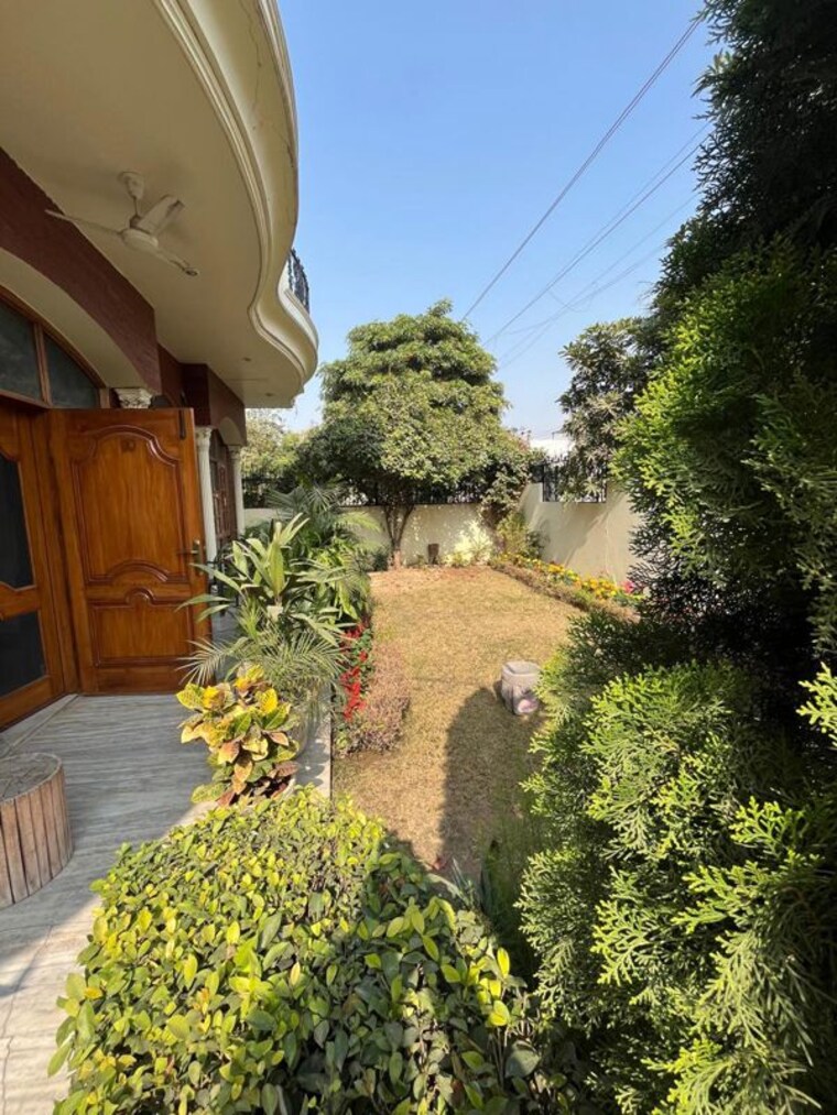 Garden, sector 16 a 6+ Bedroom 500 Sq.Yd. Independent House In Sector 16 A Faridabad 10251614