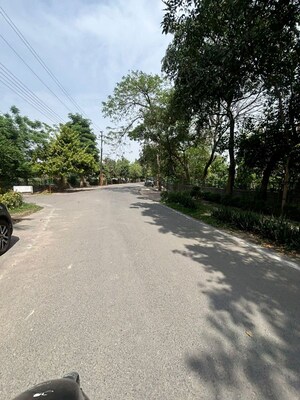 Parking in 3.5 BHK Independent House at RWA Apartments Sector 52, Sector 52 – for Sale