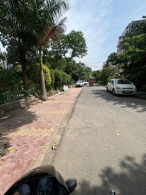 Parking in 3.5 BHK Independent House at RWA Apartments Sector 52, Sector 52 – for Sale