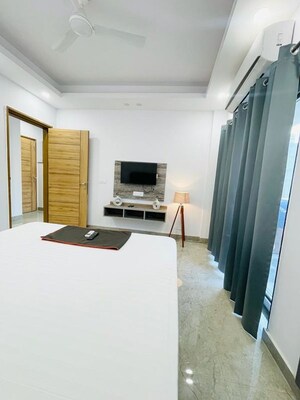 Building Lobby in 1 BHK Builder Floor at Queens Plaza, Sector 43 – for Rent