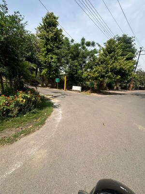 Parking in 6+ BHK Independent House at RWA Apartments Sector 52, Sector 52 – for Sale