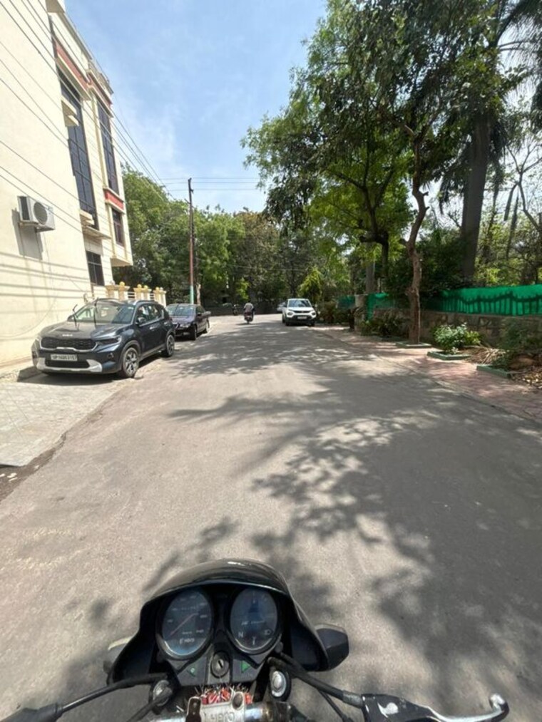  Parking, rwa-apartments-sector-52 6+ Bedroom 200 Sq.Ft. Independent House In Sector 52 Noida 10264479