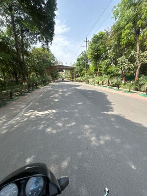 Parking in 6+ BHK Independent House at RWA Apartments Sector 52, Sector 52 – for Sale