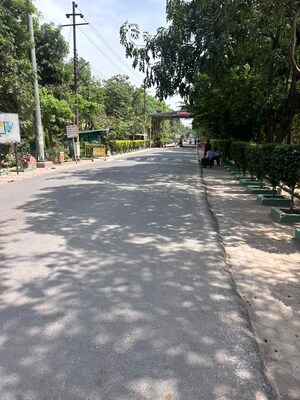 Parking in 6+ BHK Independent House at RWA Apartments Sector 52, Sector 52 – for Sale