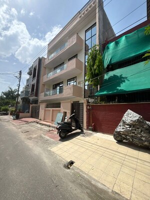 6+ BHK Independent House – Exterior View View at RWA Apartments Sector 52, Sector 52 - for Sale