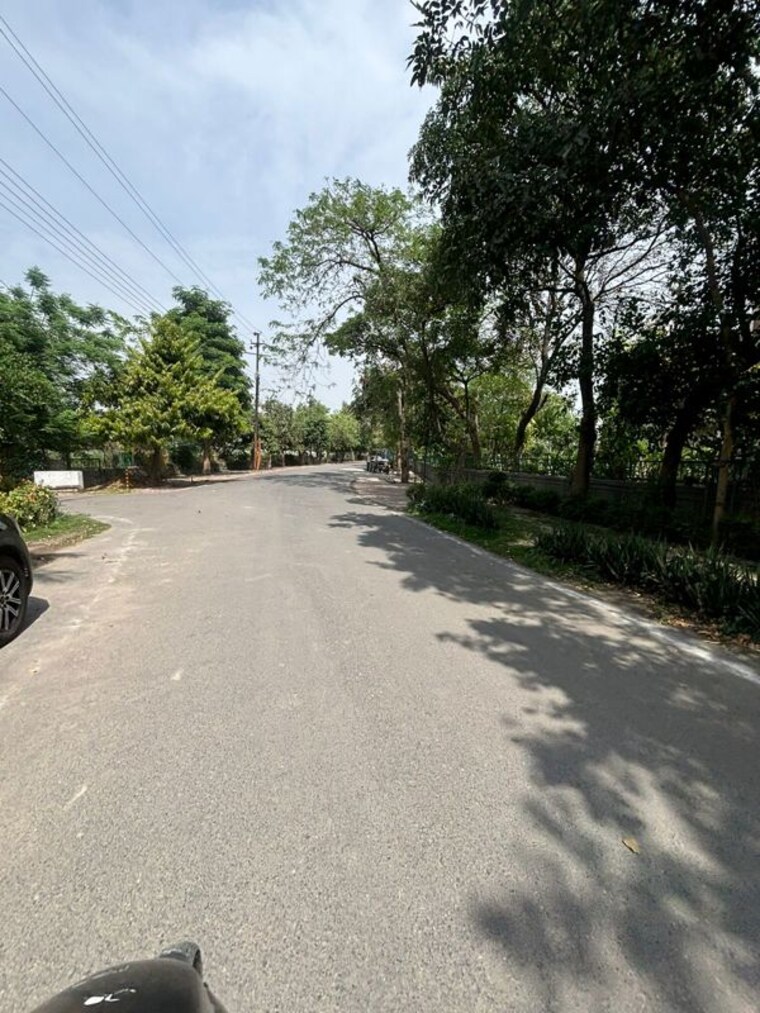  Parking, rwa-apartments-sector-52 6+ Bedroom 200 Sq.Ft. Independent House In Sector 52 Noida 10264479