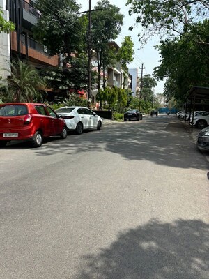 Parking in 6+ BHK Independent House at RWA Apartments Sector 52, Sector 52 – for Sale