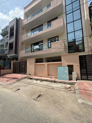 6+ BHK Independent House – Exterior View View at RWA Apartments Sector 52, Sector 52 - for Sale