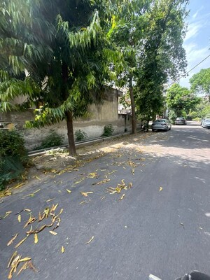 Parking in 6+ BHK Independent House at RWA Apartments Sector 52, Sector 52 – for Sale