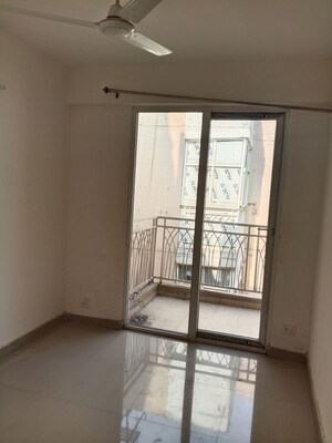 Room in 2.5 BHK Apartment at Mahagun Mywoods, Sector 16c Greater Noida – for Rent