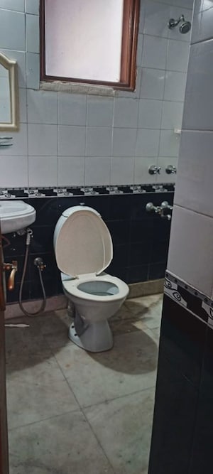 Team Area in 3 BHK Builder Floor at Gold Souk Golf Links Plots, Sushant Lok I – for Rent