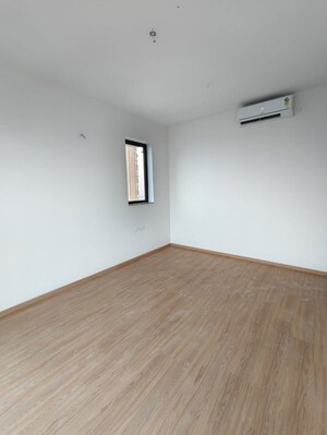 Room in 2 BHK Apartment at Runwal Bliss, Kanjurmarg East – for Rent