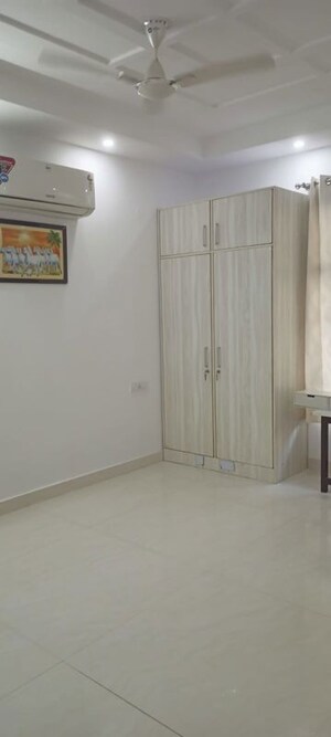 Room in 3 BHK Builder Floor at DLF City Phase IV, Dlf Phase iv – for Rent